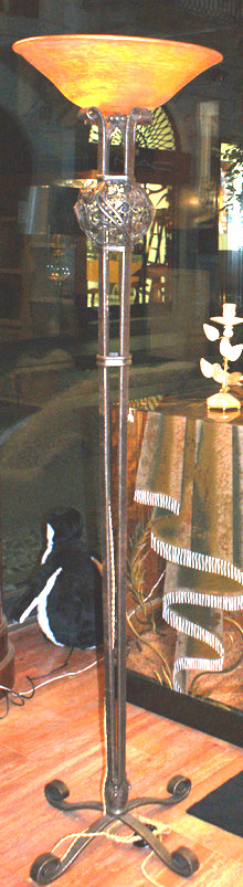 Lampada da terra Ferro battuto del XX Secolo ,Art Decò. Opera d'arte esemplare - Robertaebasta® Art Gallery opere d’arte esclusive.
